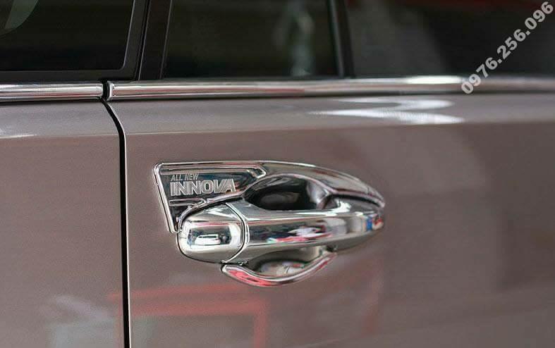op-tay-nam-hom-cua-toyota-innova