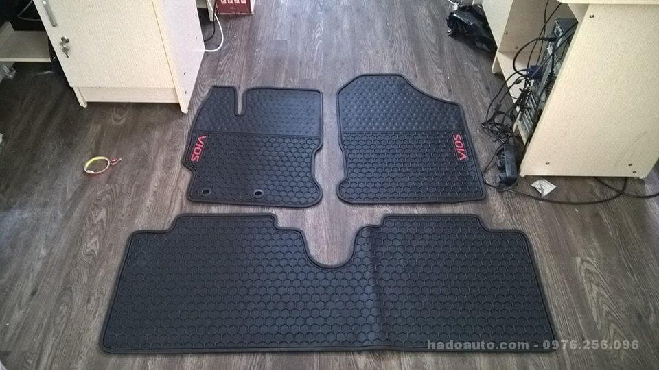 tham-lot-san-theo-xe-toyota-vios