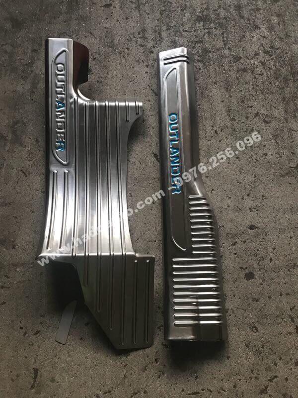 nep-buoc-chan-trong-mitsubishi-outlander