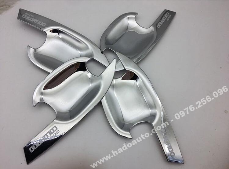 op-hom-cua-xe-colorado-cao-cap