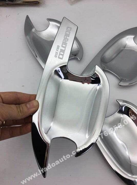 op-tay-nam-hom-cua-xe-colorado-cao-cap