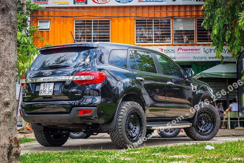 bac-len-xuong-xe-ford-everest-cao-cap-gia-re