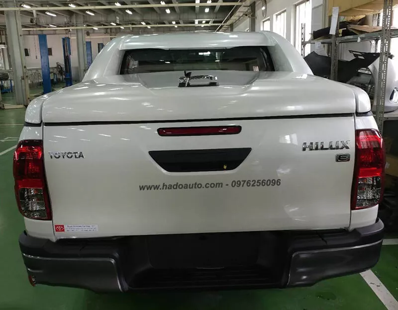 nap-thung-ban-tai-toyota-hilux-chinh-hang