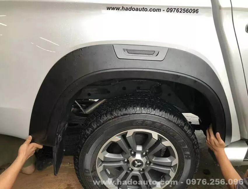 cua-lop-mitsubishi-triton-mau-tron-moi-nhat