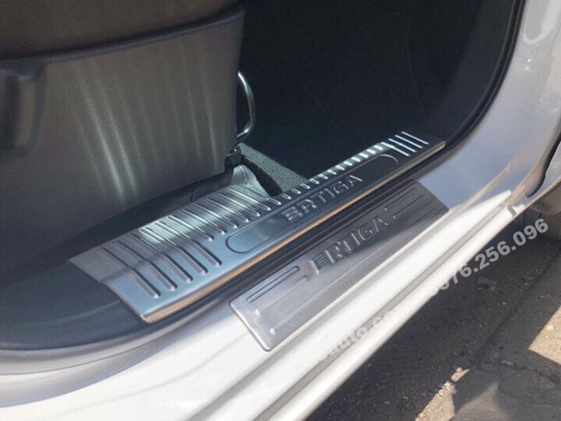 op-bac-cua-trong-ngoai-inox-suzuki-ertiga-moi-nhat