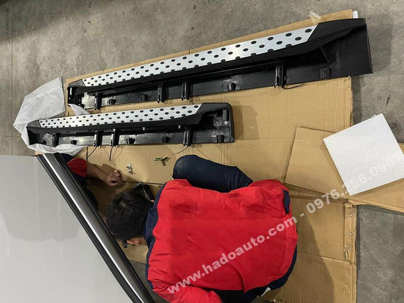 bac-len-xuong-xe-mitsubishi-outlander-cham-bi-lap-dat