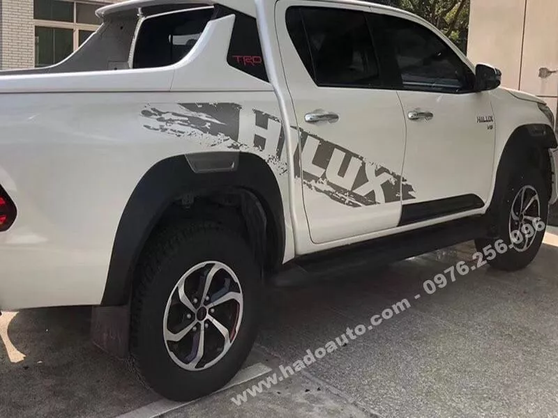 cua-lop-toyota-hilux-2021-moi-nhat-chinh-hang