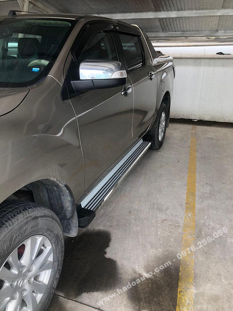 be-buoc-chan-bac-len-xuong-mazda-bt50-nhom