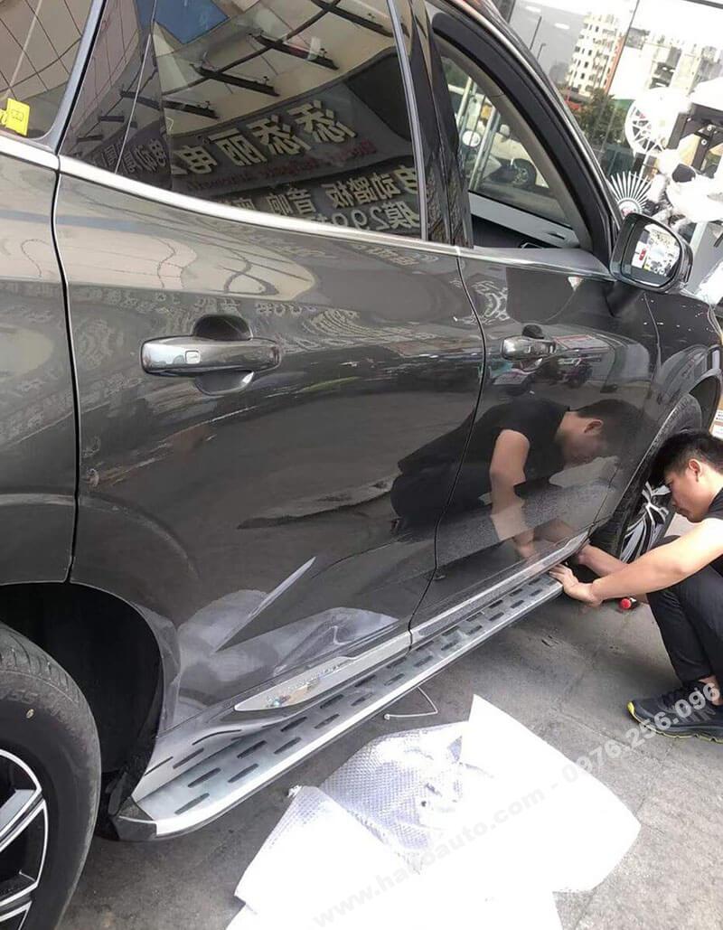 be-buoc-chan-bac-len-xuong-volvo-xc-60-cao-cap