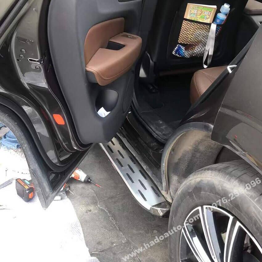 be-buoc-chan-bac-len-xuong-volvo-xc-60-gia-re