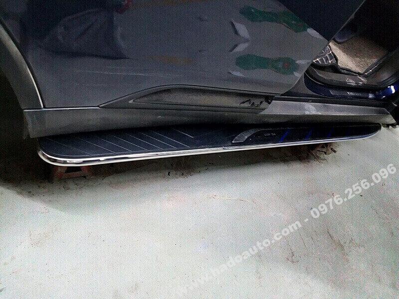 be-buoc-chan-bac-len-xuong-vinfast-lux-sa-2.0-nguyen-khoi-sieu-ben