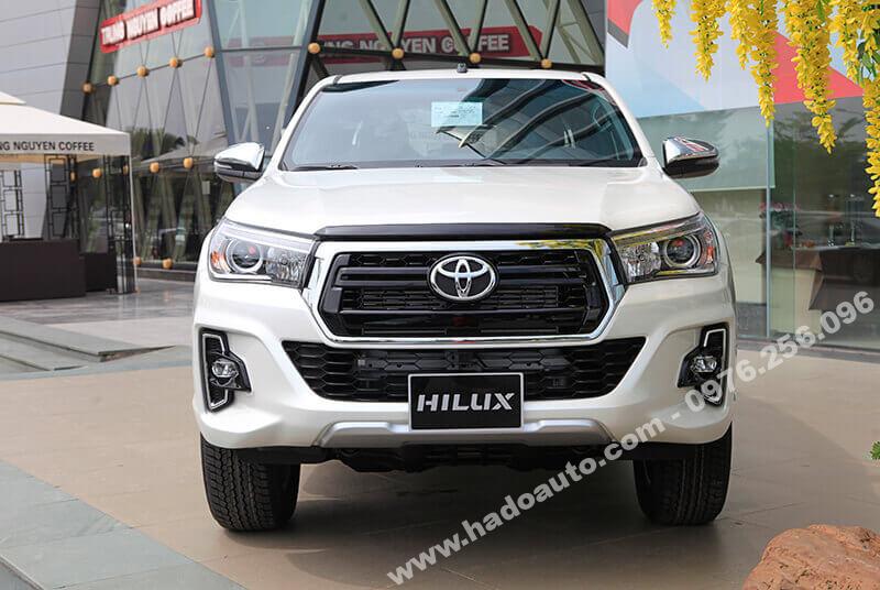 mat-ca-lang-toyota-hilux-2018-2020-gia-re