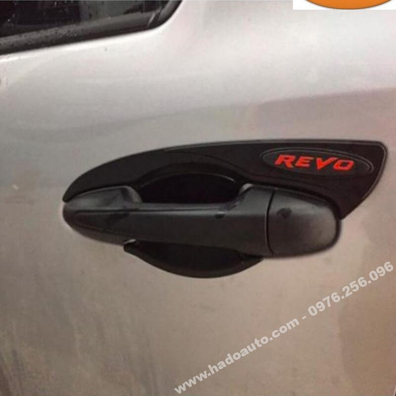 op-tay-nam-hom-cua-toyota-hilux-2021-mau-den op-tay-nam-hom-cua-toyota-hilux-2021-mau-den