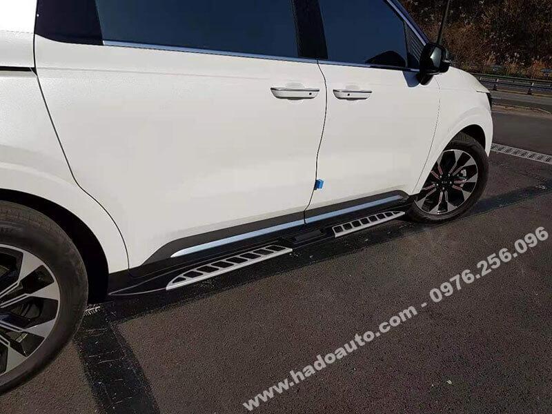 bac-len-xuong-be-buoc-chan-xe-kia-Carnival-2021-2022-gia-re