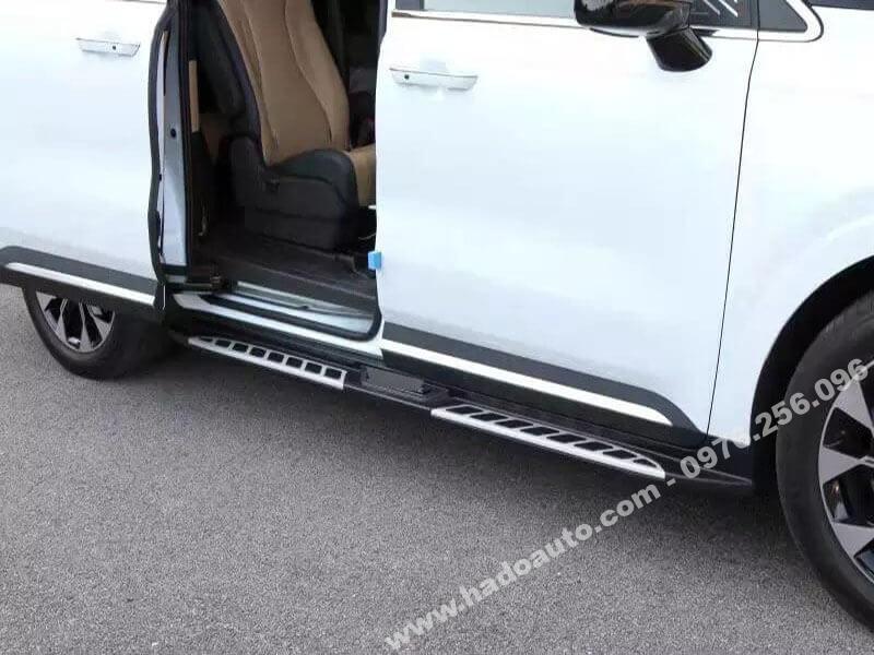 bac-len-xuong-be-buoc-chan-xe-kia-Carnival-2021-2022-moi-nhat