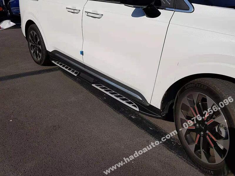 bac-len-xuong-be-buoc-chan-xe-kia-Carnival-2021-2022-sieu-khoe