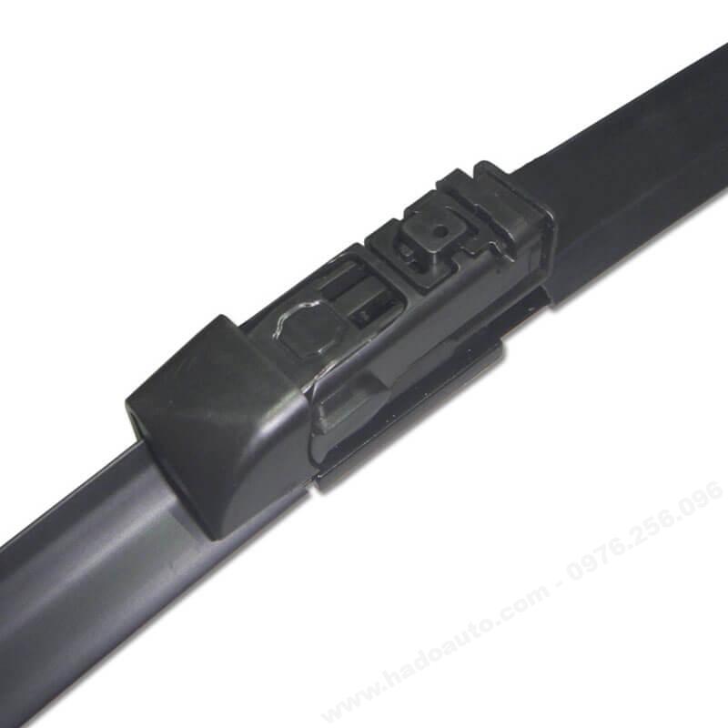 choi-gat-mua-truoc-xe-jaguar-e-pace-chi-tiet