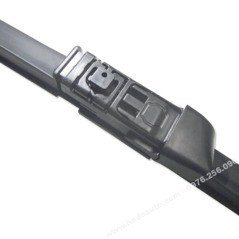 choi-gat-mua-truoc-xe-jaguar-e-pace-chinh-hang