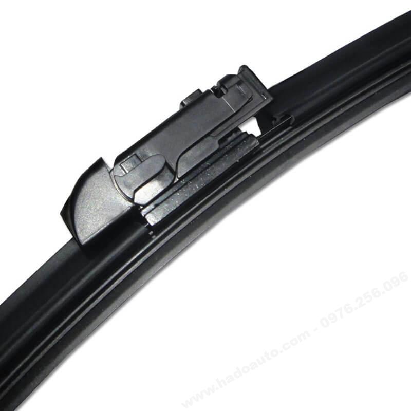 choi-gat-mua-truoc-xe-jaguar-e-pace-moi-nhat