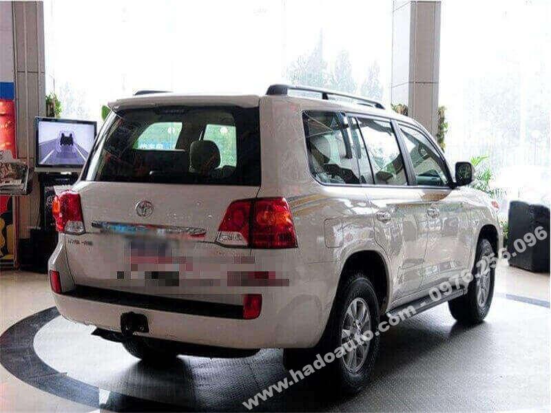bac-chan-be-buoc-len-xuong-toyota-land-cruiser-lc200-mau-trang