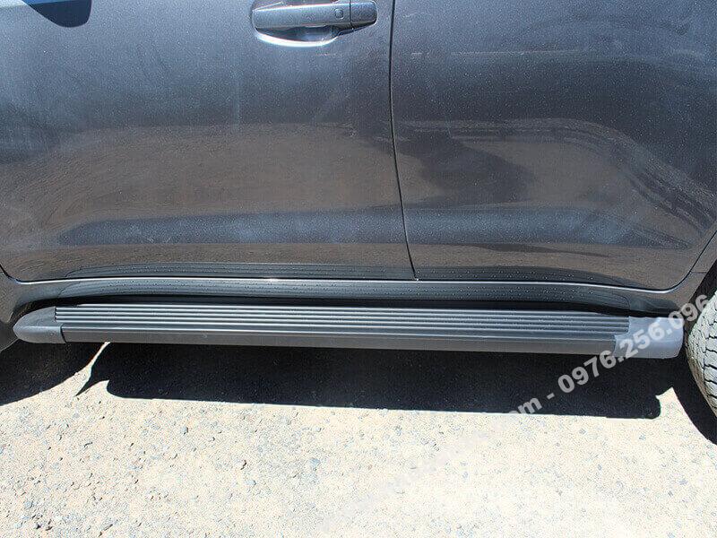 bac-chan-be-buoc-len-xuong-toyota-land-cruiser-lc200-moi-nhat