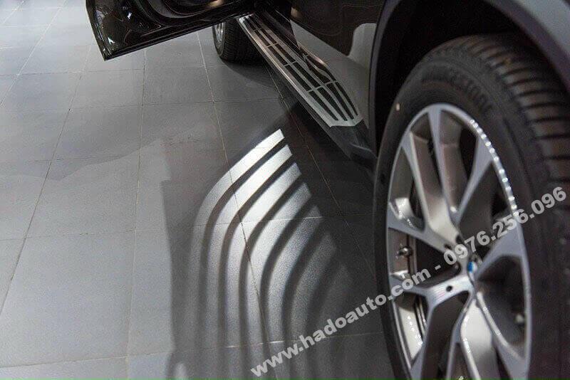 be-buoc-bac-chan-len-xuong-bmw-x5-g05-cao-cap