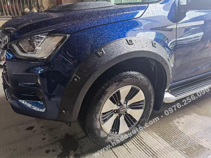 cua-lop-co-dinh-isuzu-d-max-2022-2023-xe-xanh