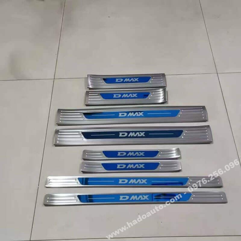 nep-buoc-chan-op-bac-cua-isuzu-dmax-bo-8-mieng