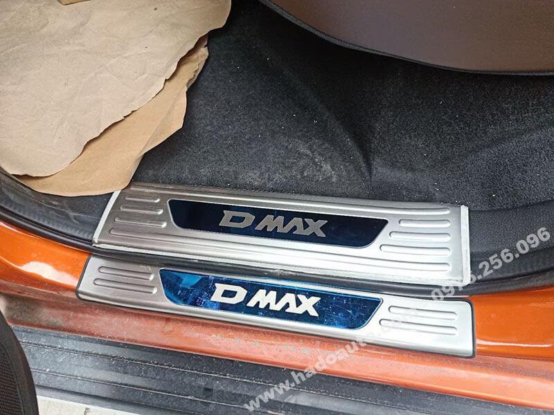 nep-buoc-chan-op-bac-cua-isuzu-dmax-inox