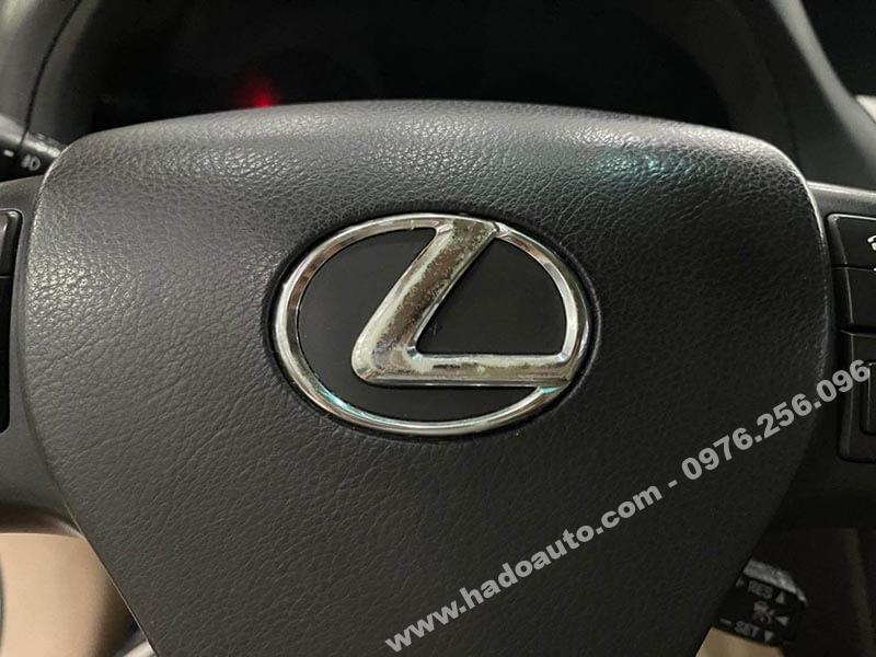 logo trên vô lăng xe Lexus bị bong tróc
