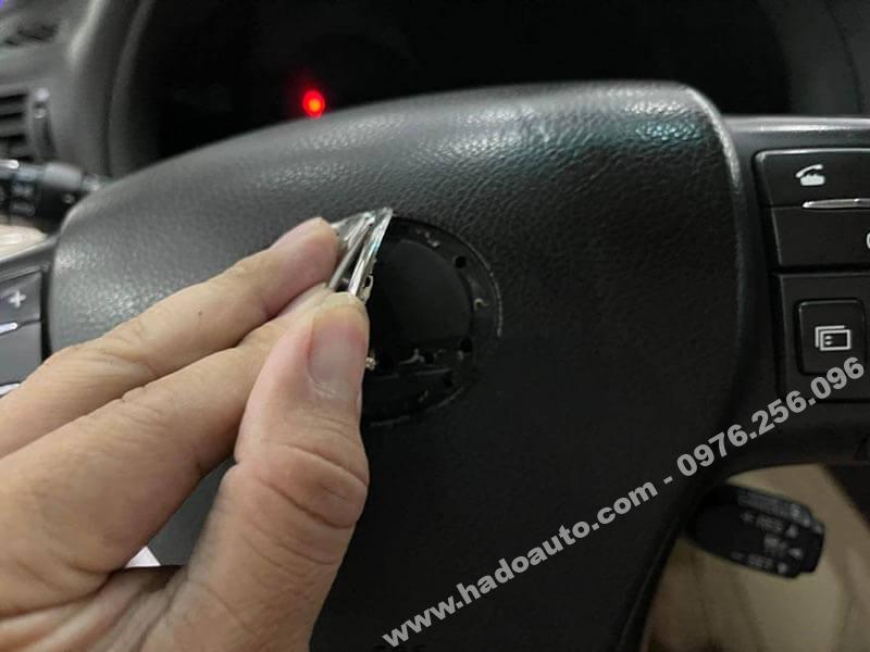 logo trên vô lăng xe Lexus được gỡ ra