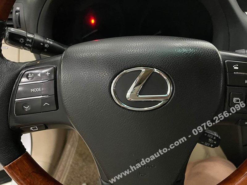 logo trên vô lăng xe Lexus được thay mới