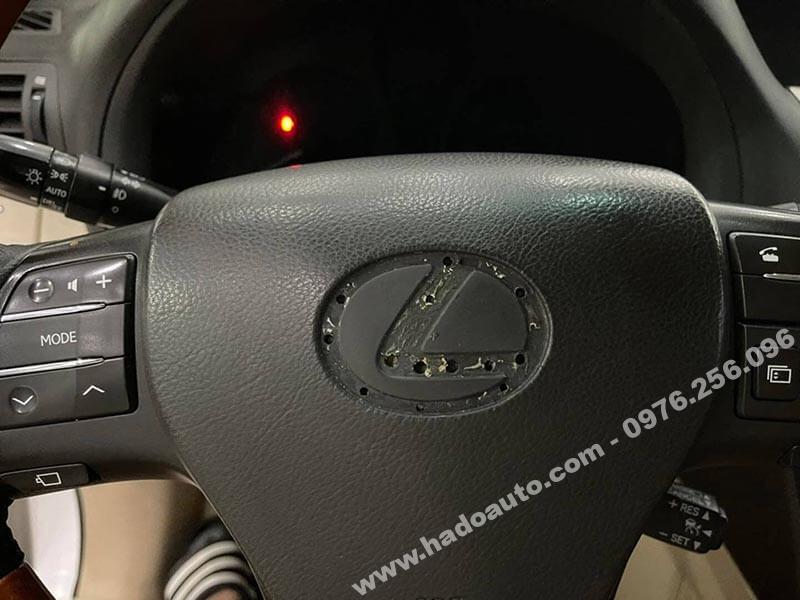 logo trên vô lăng xe Lexus sau khi bóc ra