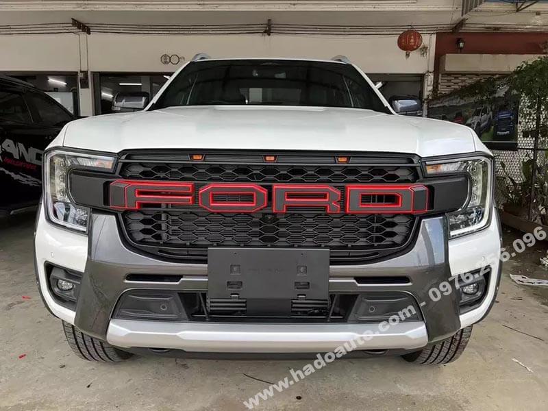 Mặt ca lăng Ford Ranger 2023 chữ đỏ