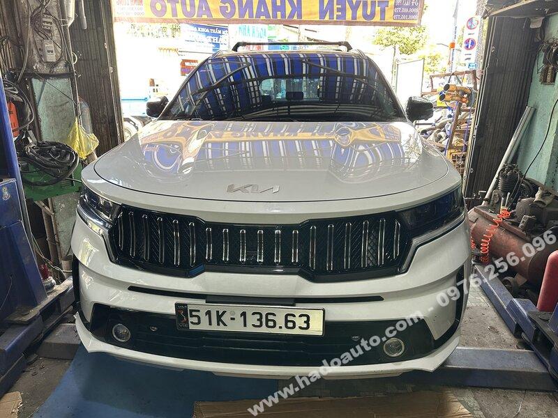 Mặt ca lăng Kia Sorento 2022 kẻ sọc mạ