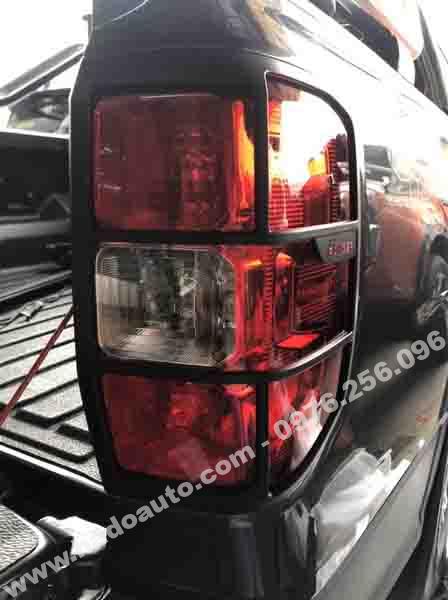 Ốp viền đèn hậu Ford Ranger 2023 màu đen cao cấp