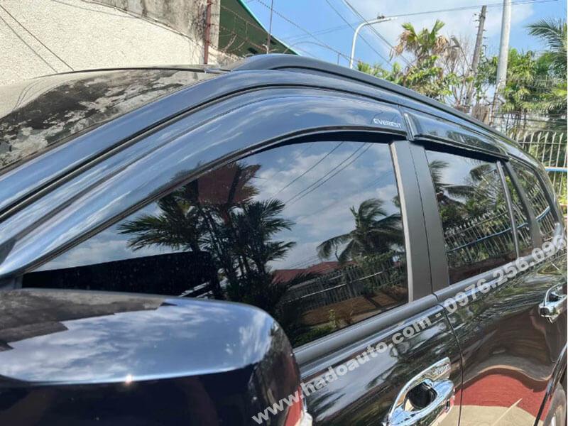 Vè mưa Ford Everest 2023 màu đen
