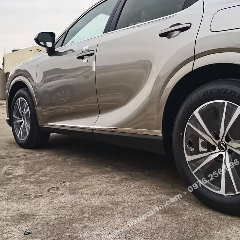 Nẹp sườn hông xe Lexus RX350 2023 hình thực tế