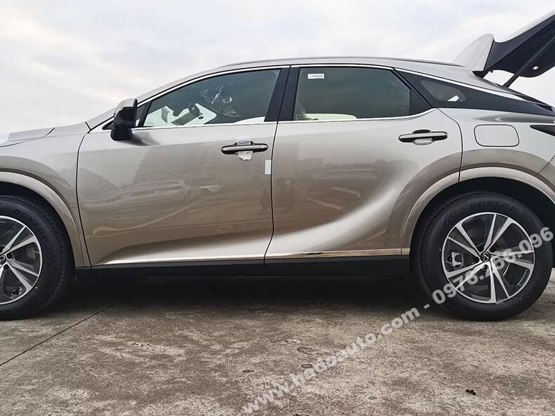 Nẹp sườn hông xe Lexus RX350 2023 đẹp nhất