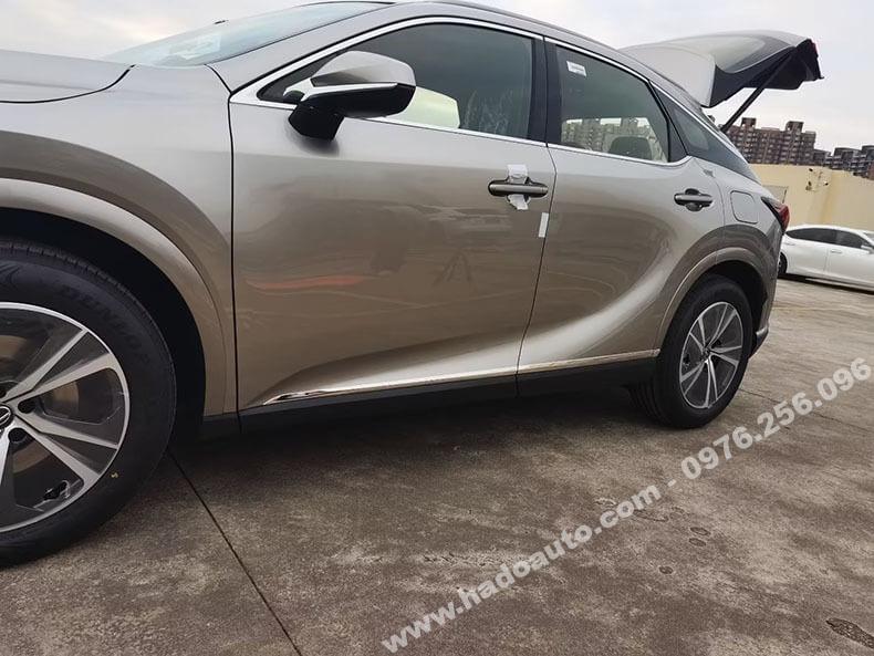 Nẹp sườn hông xe Lexus RX350 2023