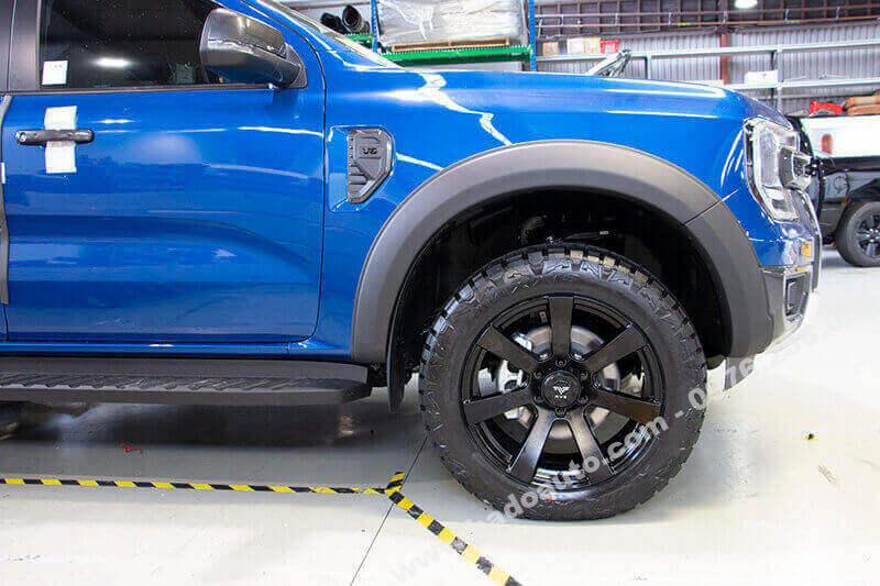 Cua lốp Ford Everest 2023 2024 chính hãng