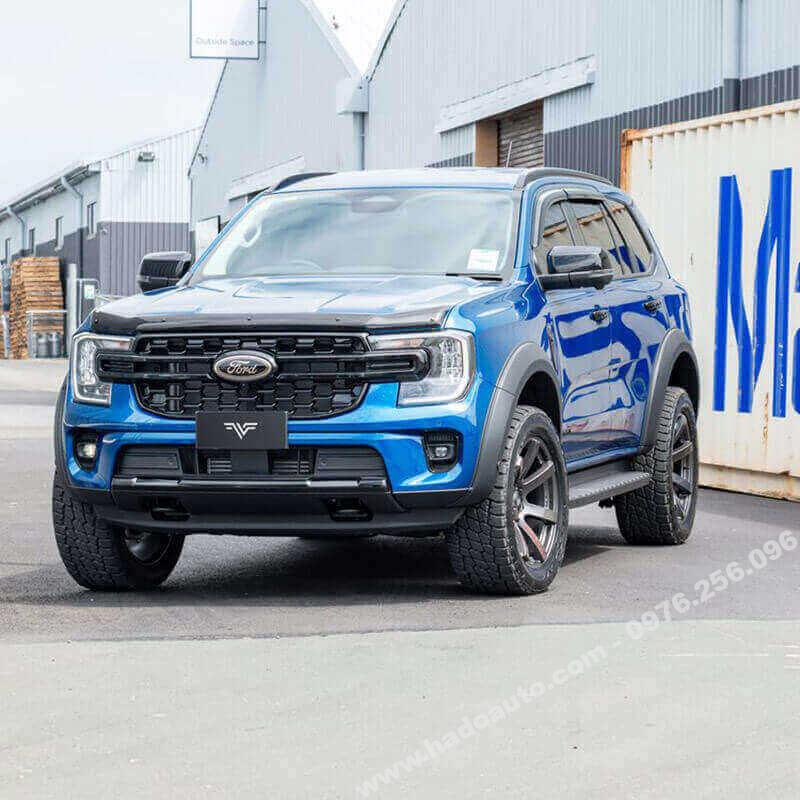 Cua lốp Ford Everest 2023 2024 lắp đặt trên một chiếc Everest màu xanh