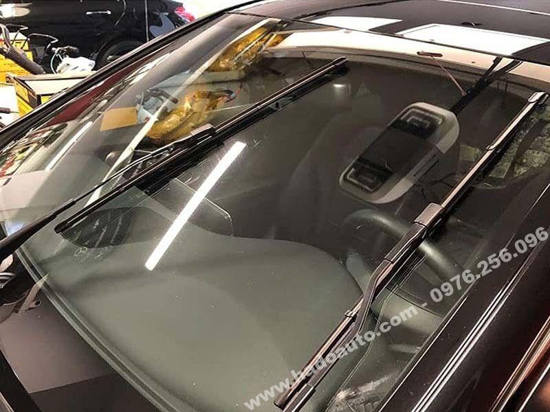 Hình ảnh gạt mưa Mercedes chính hãng trên xe