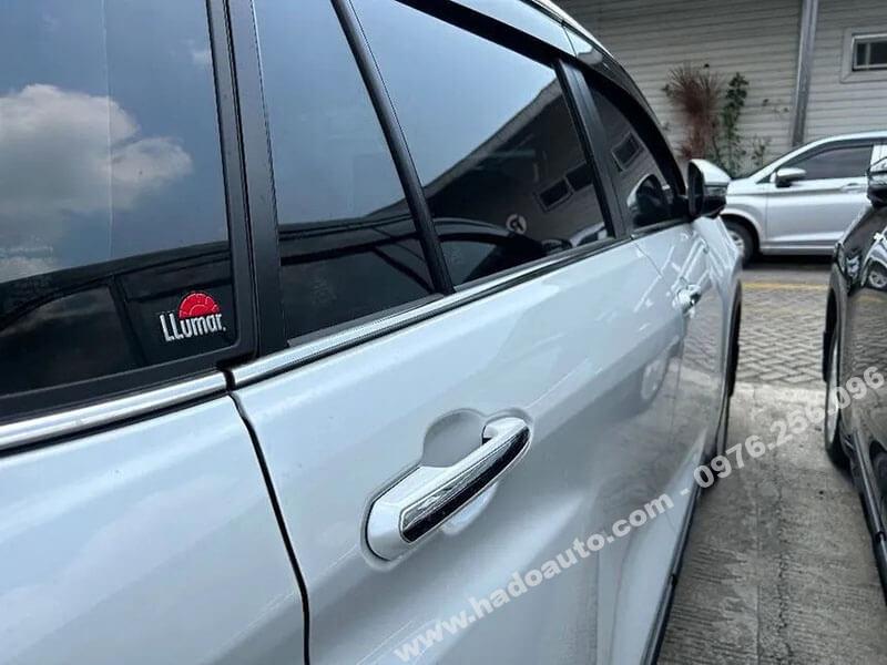 Vè mưa Toyota Innova 2024 lắp đặt trên 1 chiếc xe trắng