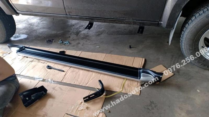 Bệ bước chân lên xuống Isuzu DMax 2013-2018 chính hãng