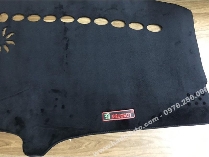 Thảm taplo Peugeot có logo rõ nét nổi bật