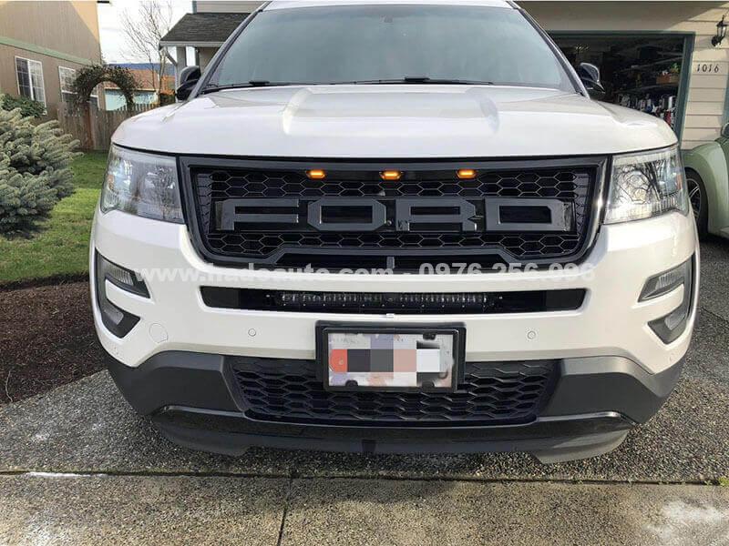 Mặt ca lăng Ford Explorer 2016-2019 xe màu trắng