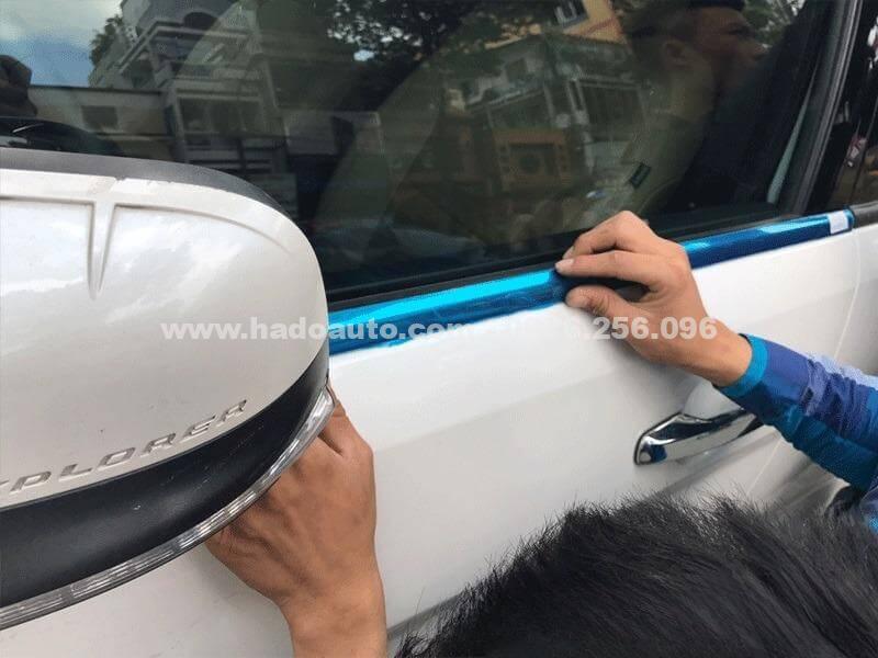 Nẹp chân kính Ford Explorer 2016-2021 dễ dàng lắp đặt