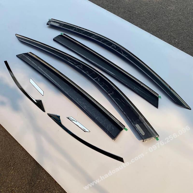 bo-ve-mua-lien-cong-kinh-mazda-cx5-2025-2025 Genuine Toyota and Lexus wiper blades displayed next to an SUV, showing original car spare parts.